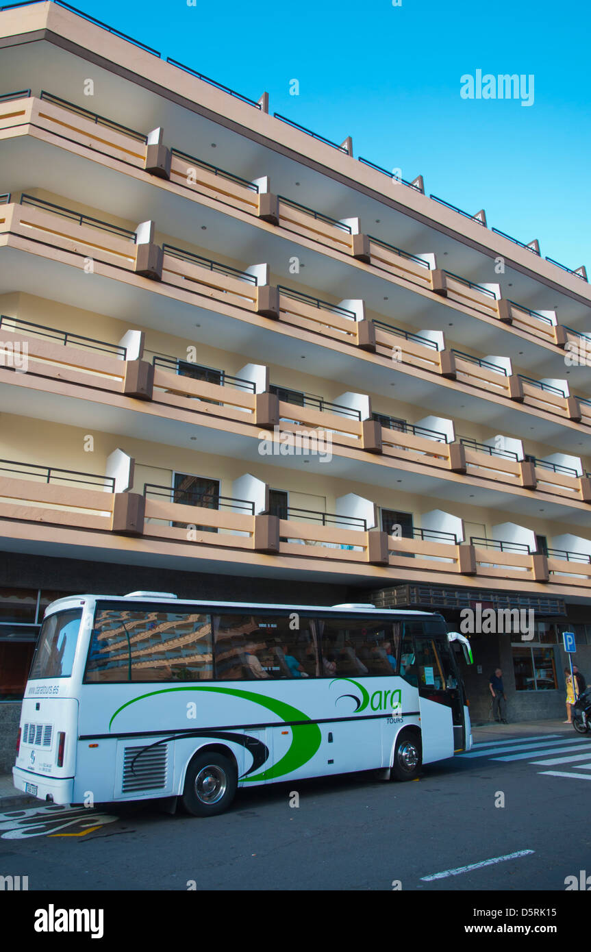 Autobús que transportaba a los turistas en frente de un hotel a lo largo de  la Calle Cupido calle ciudad Puerto de la Cruz Tenerife Islas Canarias  Fotografía de stock - Alamy