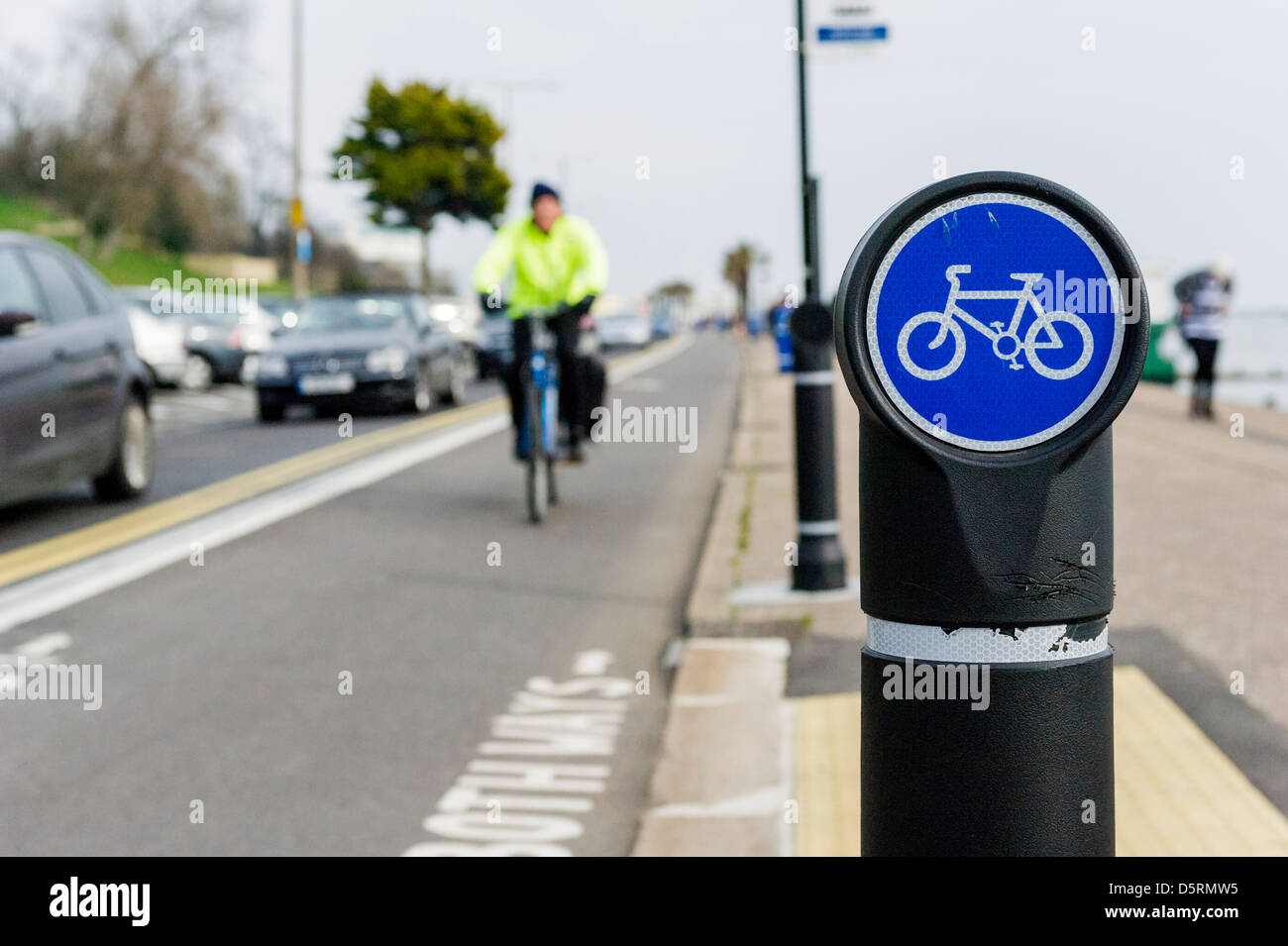 Un bolardo con el signo de la bicicleta junto al carril bici en el paseo marítimo de Southend, REINO UNIDO Foto de stock