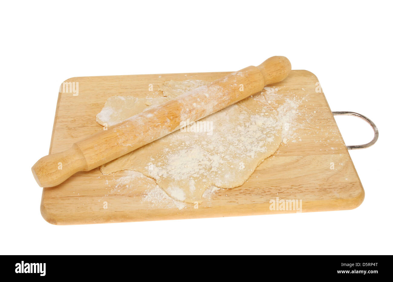 Rodillo y pastelería con harina sobre una tabla de madera aislado contra un blanco Foto de stock