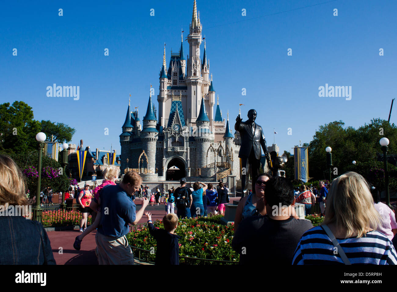 Cinderella S Castle Estatua De Walt Disney Tierra De Fantasia Disney World Fotografia De Stock Alamy