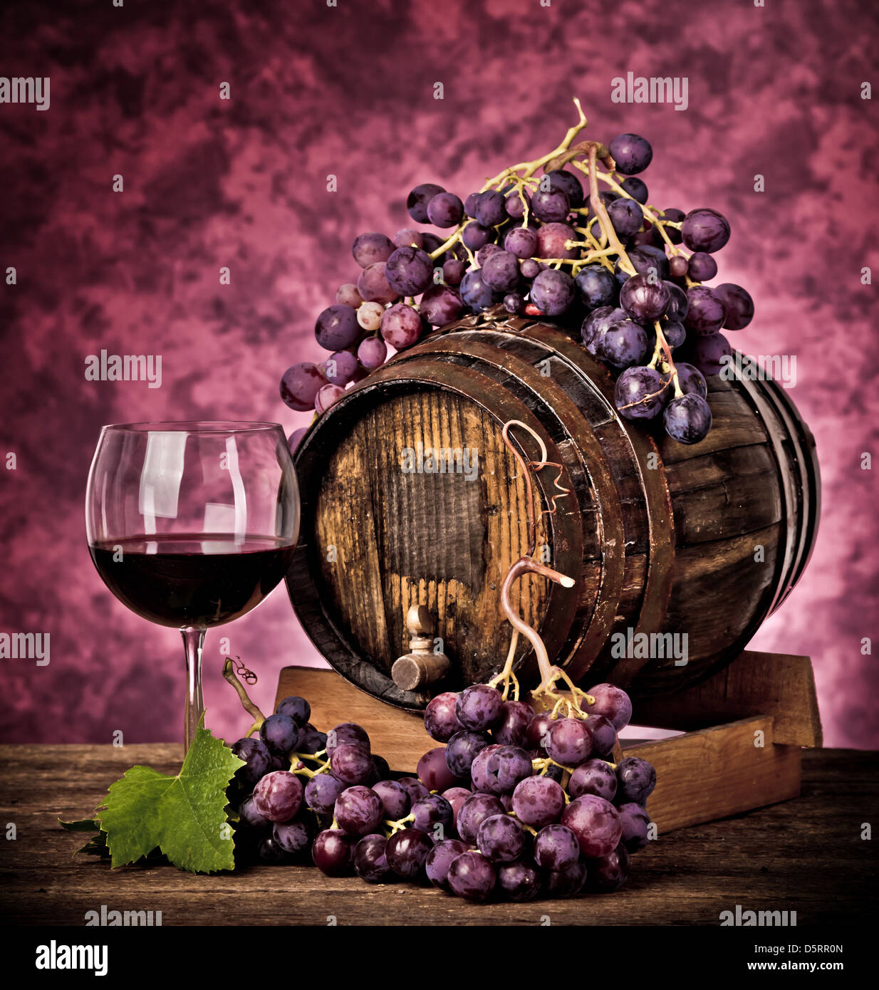 Botella de vino tinto y copa de vino con efecto dragan Foto de stock