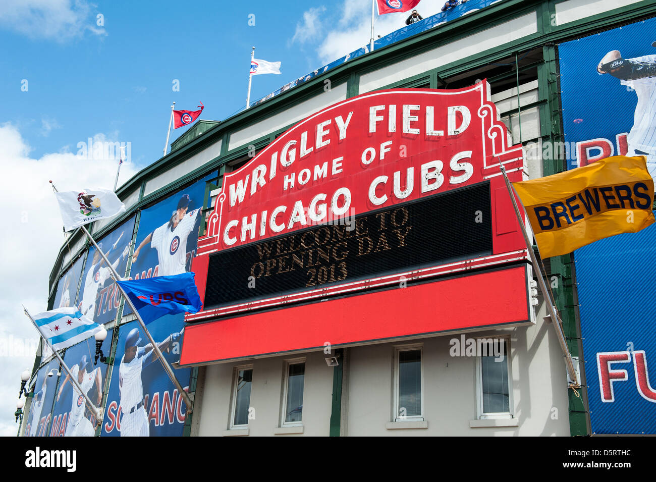 Chicago, Estados Unidos. 8 de abril de 2013. Chicago Cubs fans se reúnen en el Wrigley Field en Chicago para el 2013 Major League Baseball home abridor. Crédito: Max Herman/Alamy Live News Foto de stock