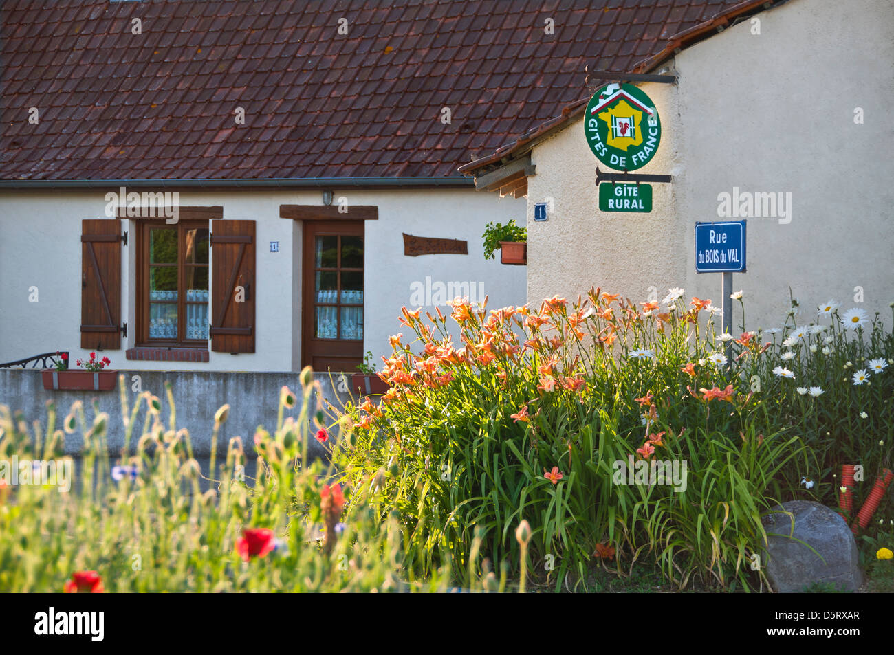 El Gite Rural B&B Francés firmar por alojamiento y desayuno en casa rural en la campiña francesa floral soleada villa Francia Foto de stock