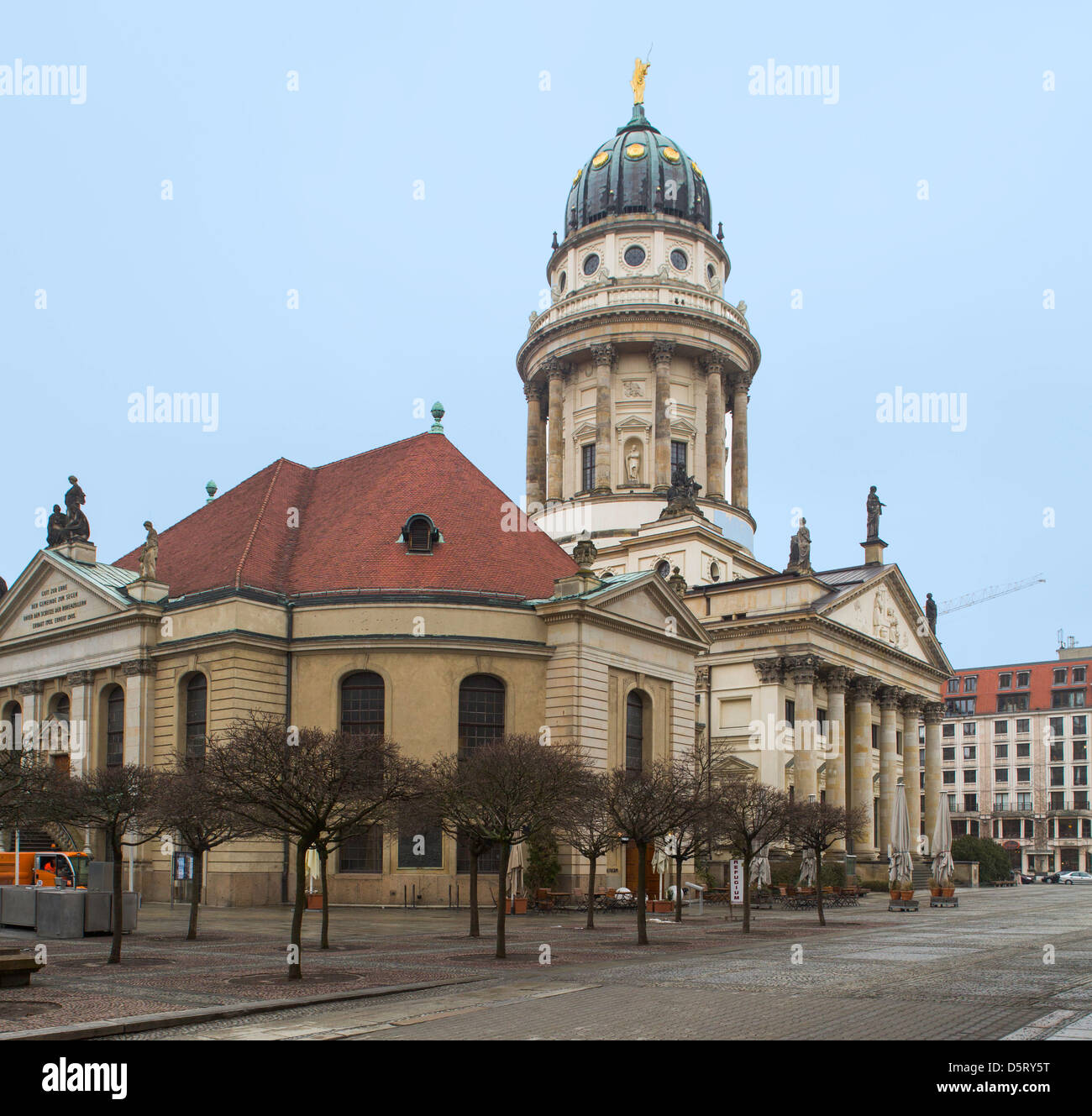 Gendarmenmarkt con la iglesia Foto de stock