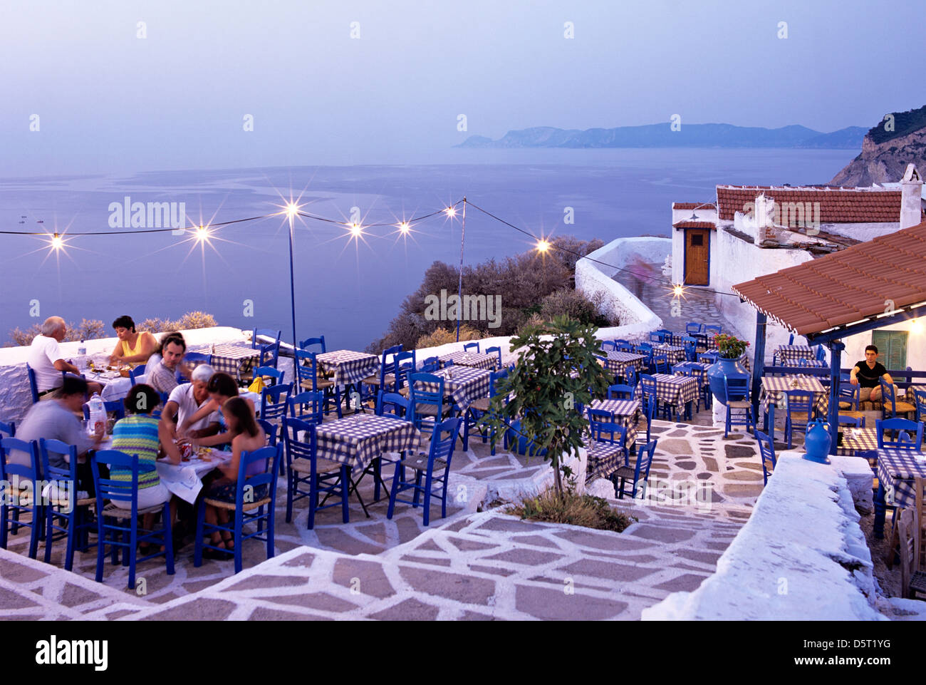 Una Taverna al anochecer Skopelos Islas Griegas Hellas Foto de stock