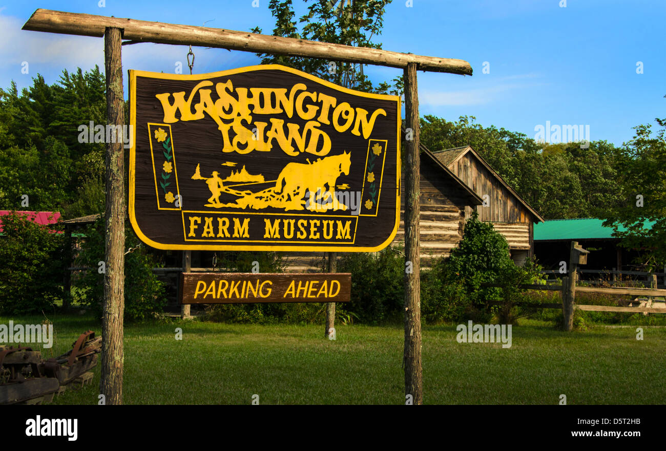 Señal para la isla de Washington museo de labranza en la puerta de la ciudad del condado de Washington Island, Wisconsin. Foto de stock