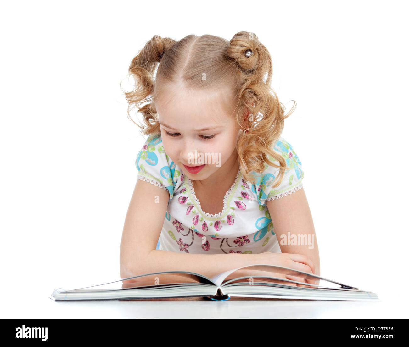 Cute Little Girl feliz leyendo un libro Foto de stock