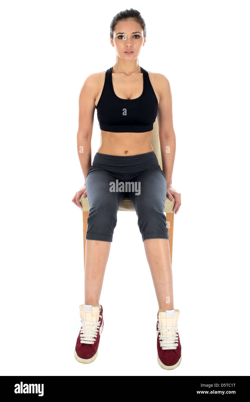 Seguro determinado Joven realizando ejercicios Tricep Dips usando una