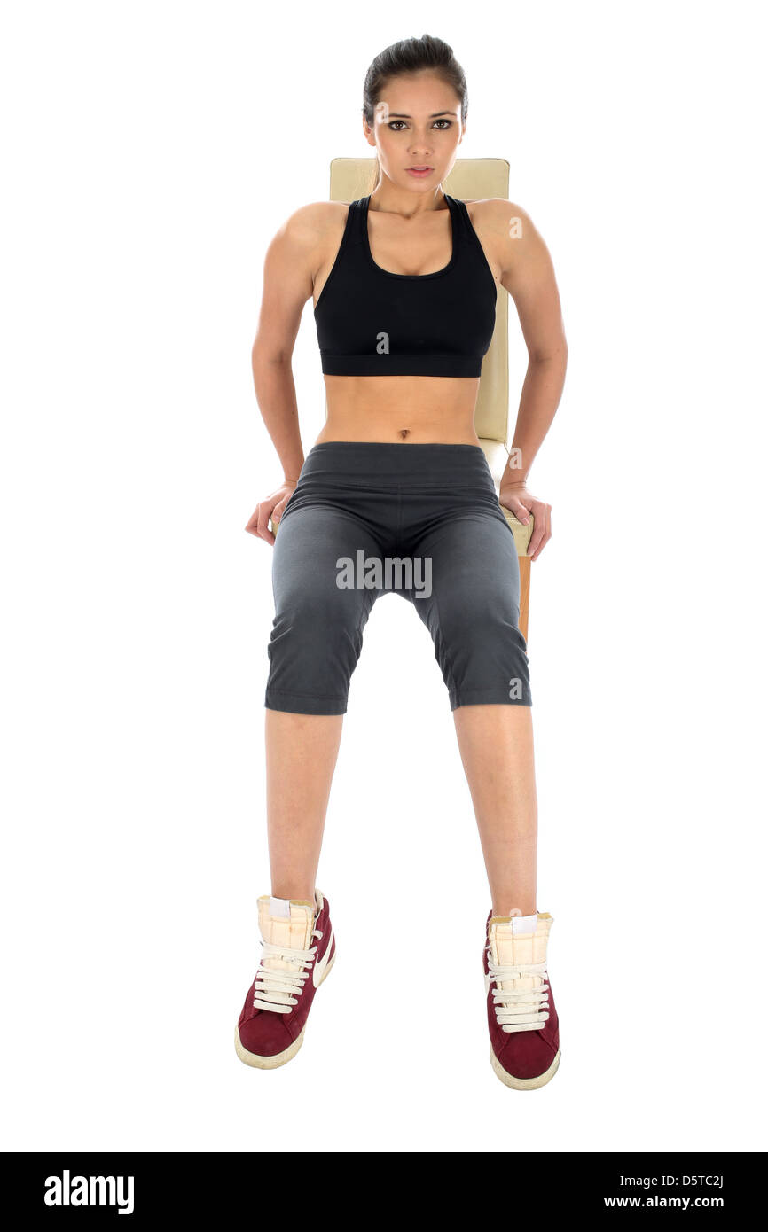 Seguro determinado Joven realizando ejercicios Tricep Dips usando una