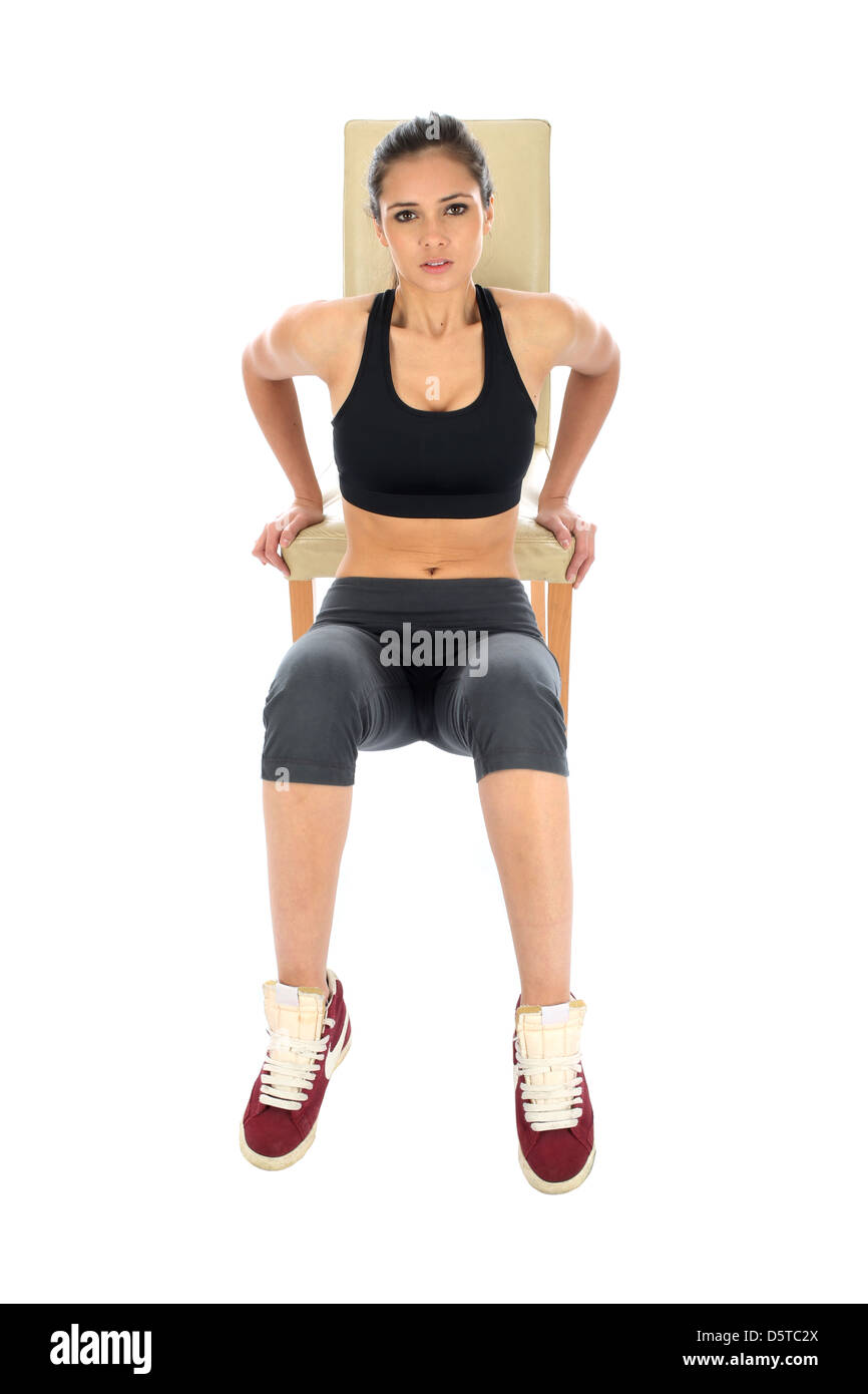 Seguro determinado Joven realizando ejercicios Tricep Dips usando una