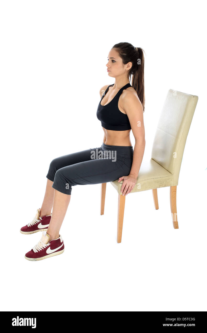 Seguro determinado Joven realizando ejercicios Tricep Dips usando una