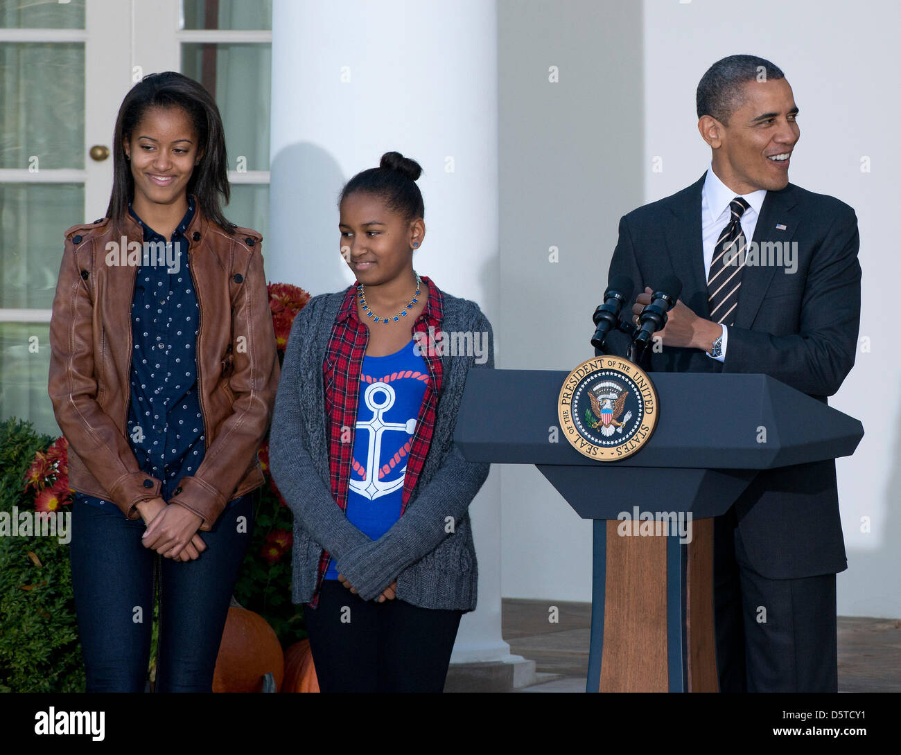 El Presidente de Estados Unidos, Barack Obama, a la derecha, y sus hijas  Malia y Sasha, izquierda, centro, participar en la Casa Blanca el ritual  anual de la concesión de un indulto
