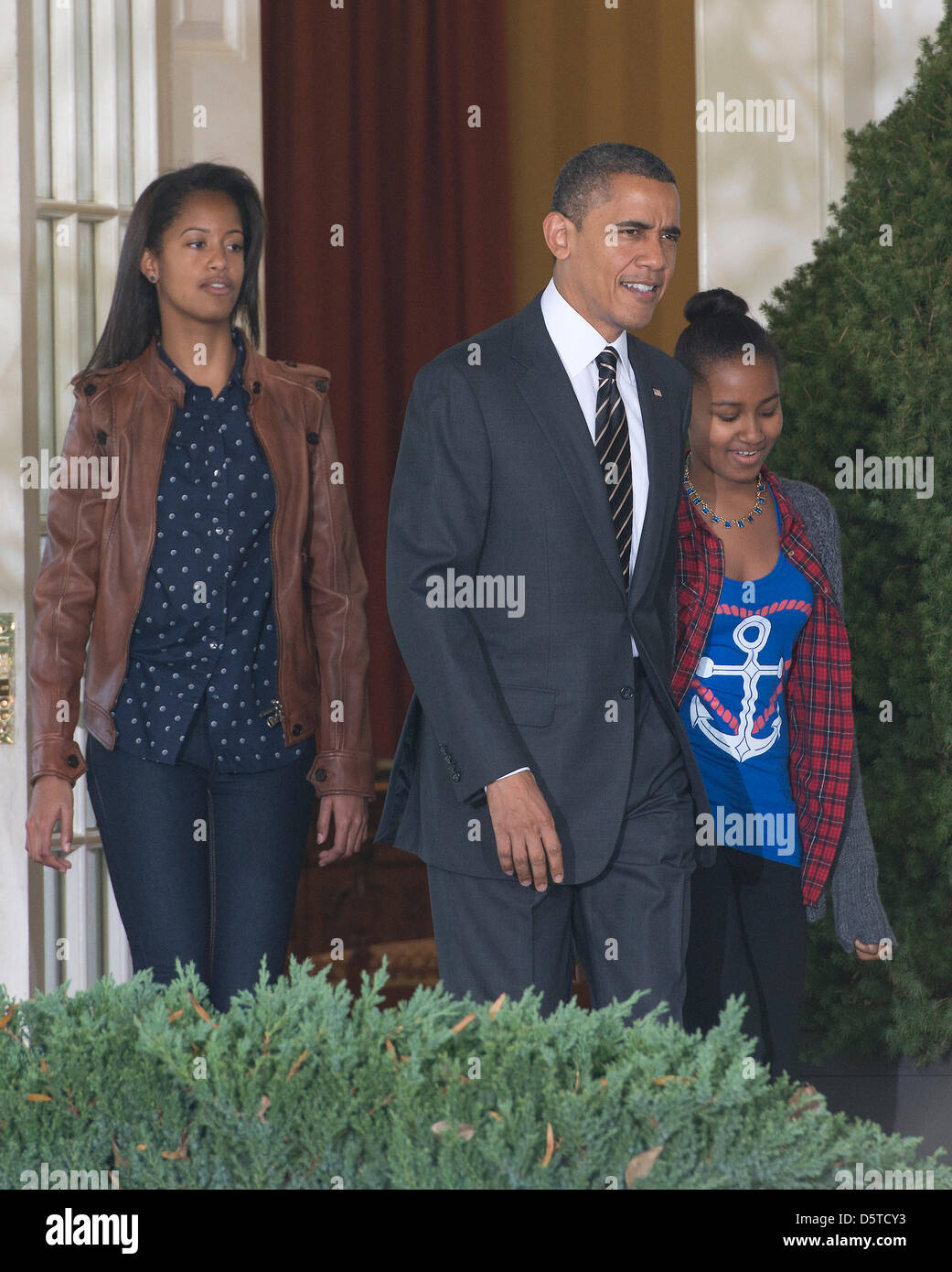 El Presidente de Estados Unidos, Barack Obama, en el centro, flanqueado por sus  hijas Malia y Sasha, izquierda, derecha, salen de la Oficina Oval para  participar en el ritual anual de la