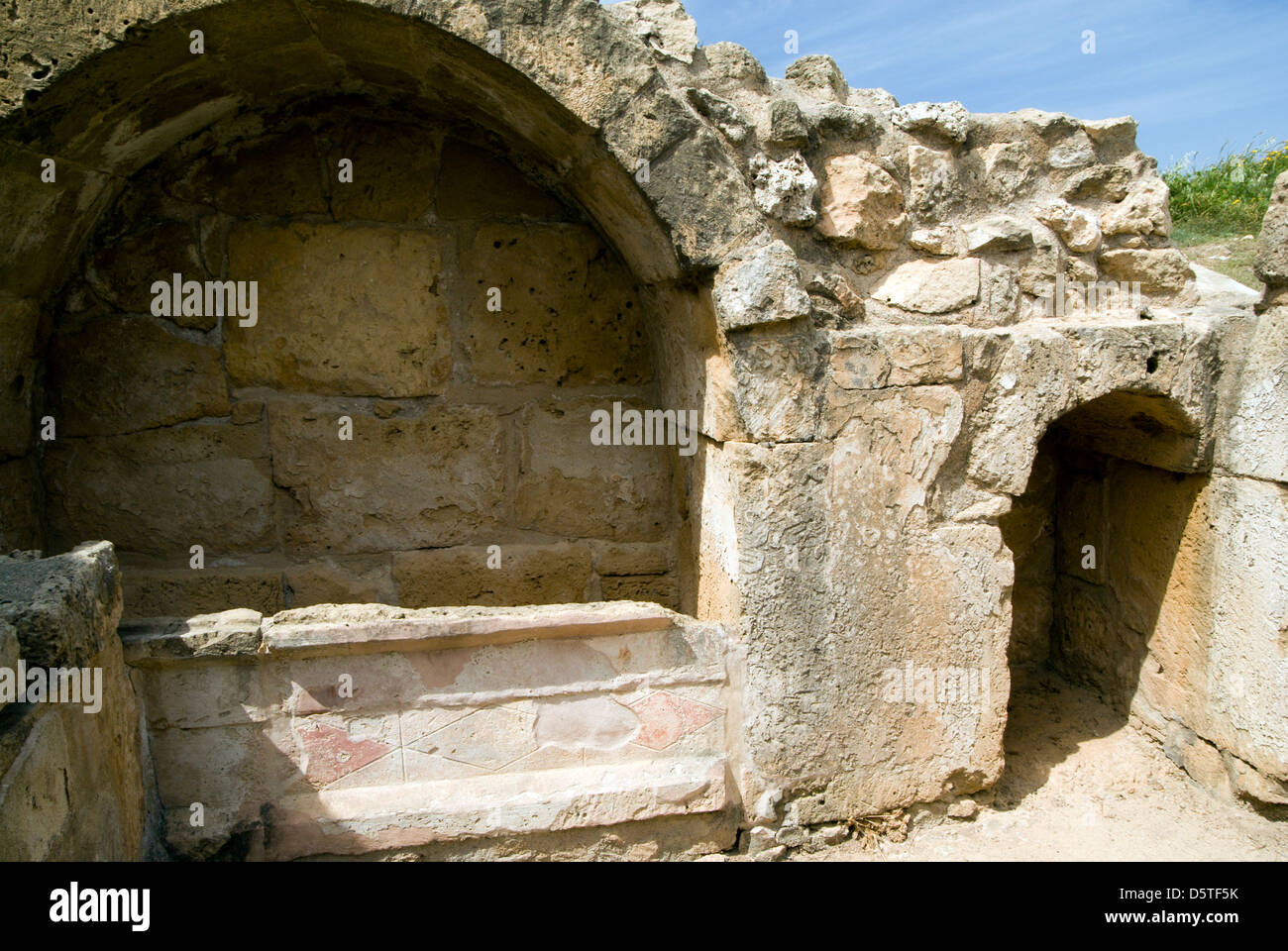 Edificios de piedra tallada, la guarnición camp parque arqueológico en Paphos Foto de stock