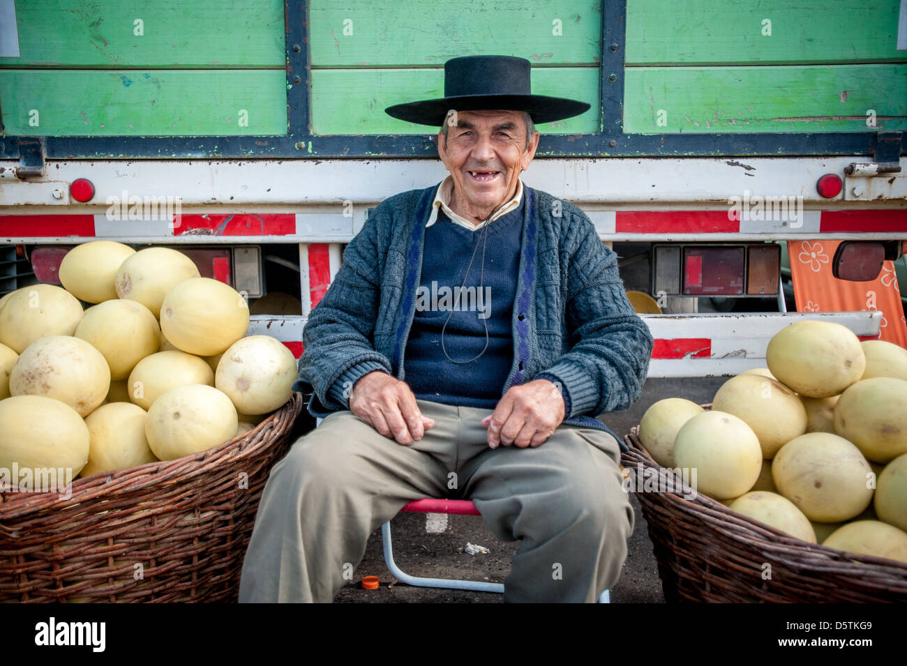 Agricultor en Lo Valledor central producen mercado mayorista en Santiago, Chile Foto de stock