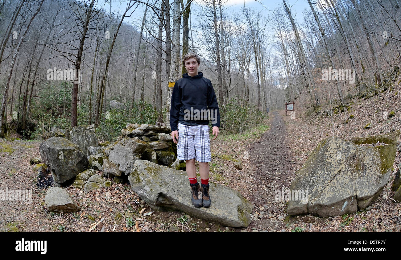 Un jovencito de pie en el Appalachian Trail listo para una caminata. Lente ojo de pez. Foto de stock