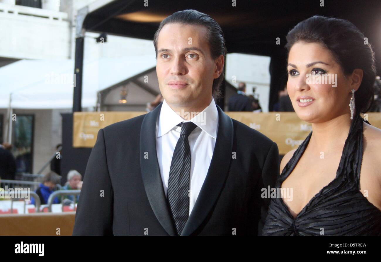 Lírico soprano rusa Anna Netrebko y su compañero Erwin Schrott llegar para la apertura de estreno de la temporada 2012/2013 en el Metropolitan Opera en Nueva York, Alemania, el 24 de septiembre de 2012. Foto: Christina Horsten Foto de stock