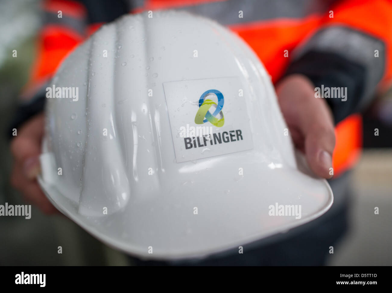 Un casco blanco con el nuevo logotipo de Bilfinger construcción y servicios  de la empresa está representada en su empresa con sede en Mannheim,  Alemania, el 25 de septiembre de 2012. Bilfinger