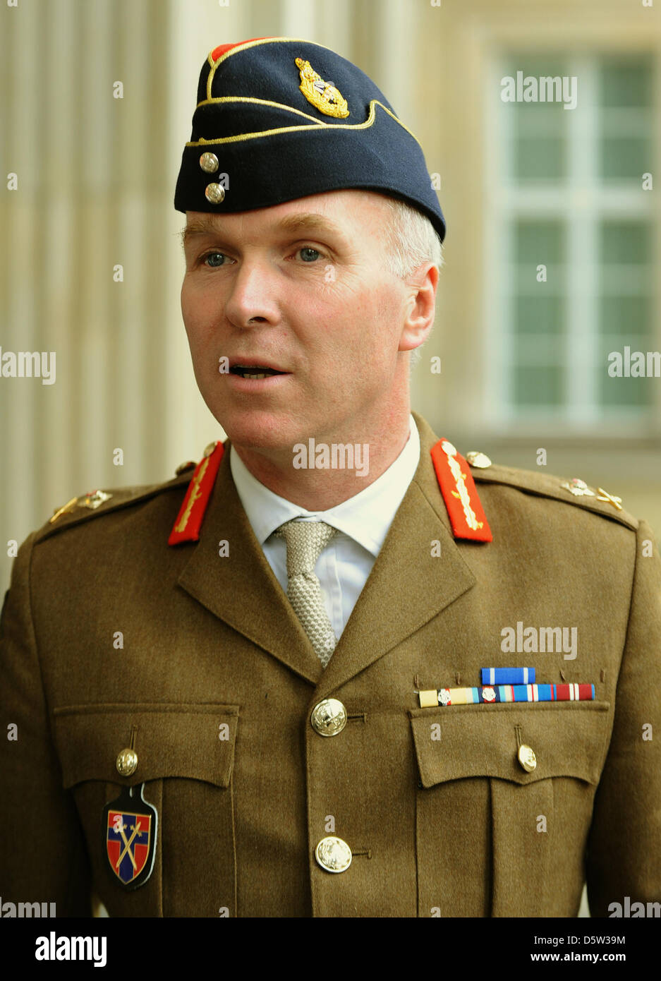 El nuevo comandante de las Fuerzas Armadas Británicas en Alemania, el mayor general John McNiven Ross Henderson, se sitúa delante del parlamento estatal en Hannover, Alemania, 28 de septiembre de 2012. Foto: Holger Hollemann Foto de stock