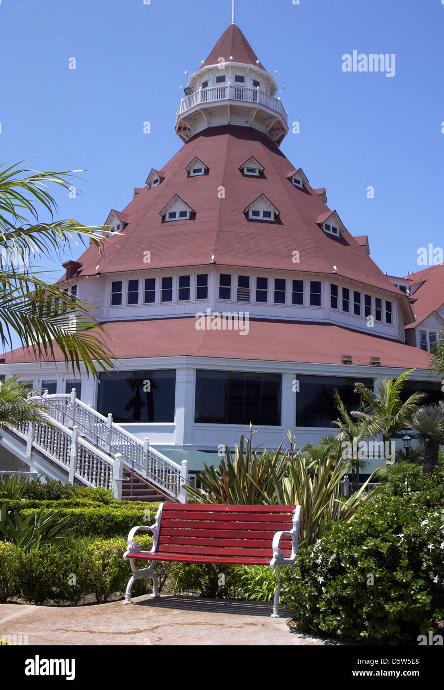 Banco Rojo del Hotel del Coronado Coronado en la Bahía de San Diego, California, el Hotel Del, Supr, beach resort, Victoriano de madera Foto de stock