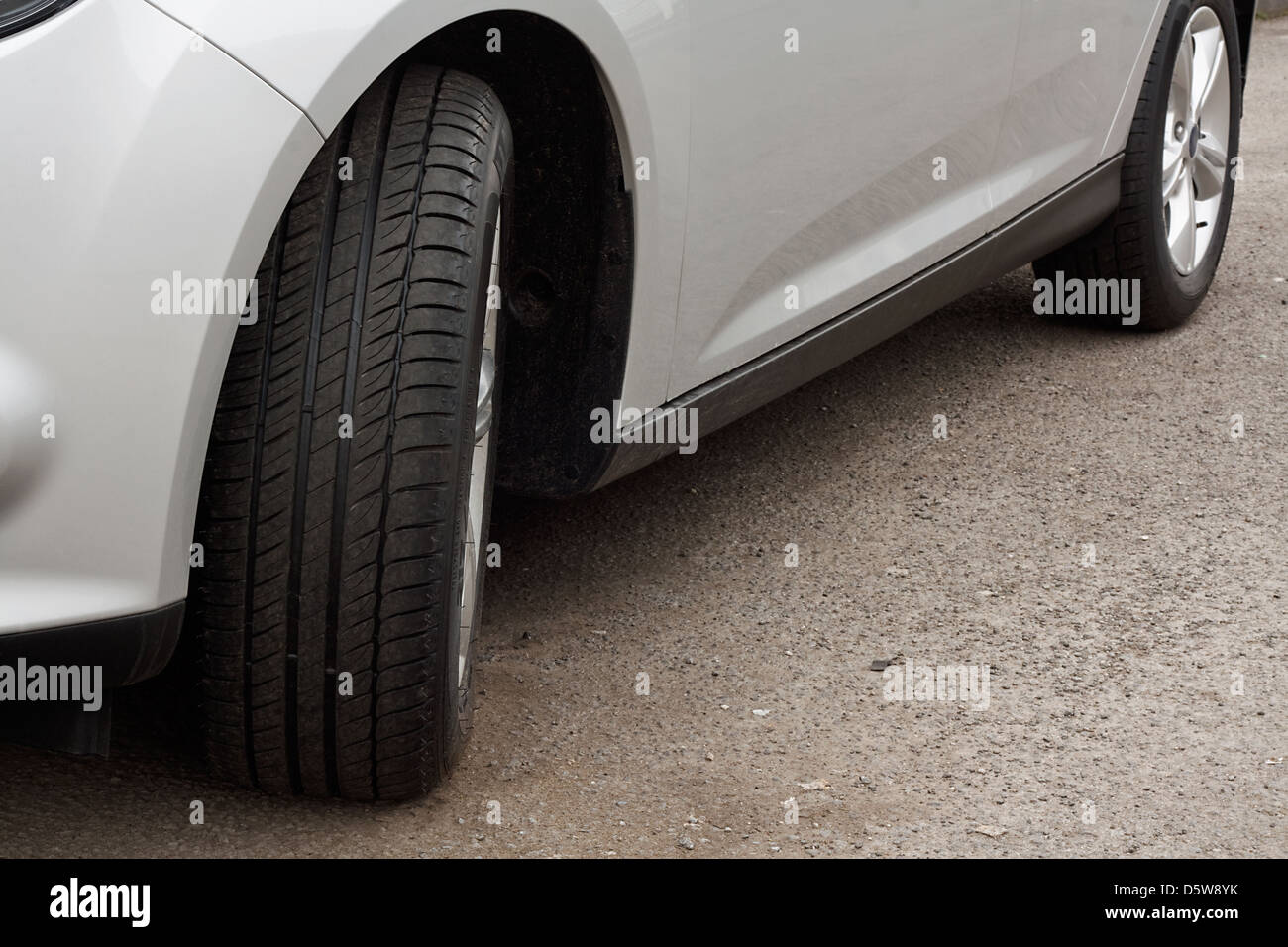 Nuevo conjunto de unworn los neumáticos en un vehículo de motor o coche Foto de stock