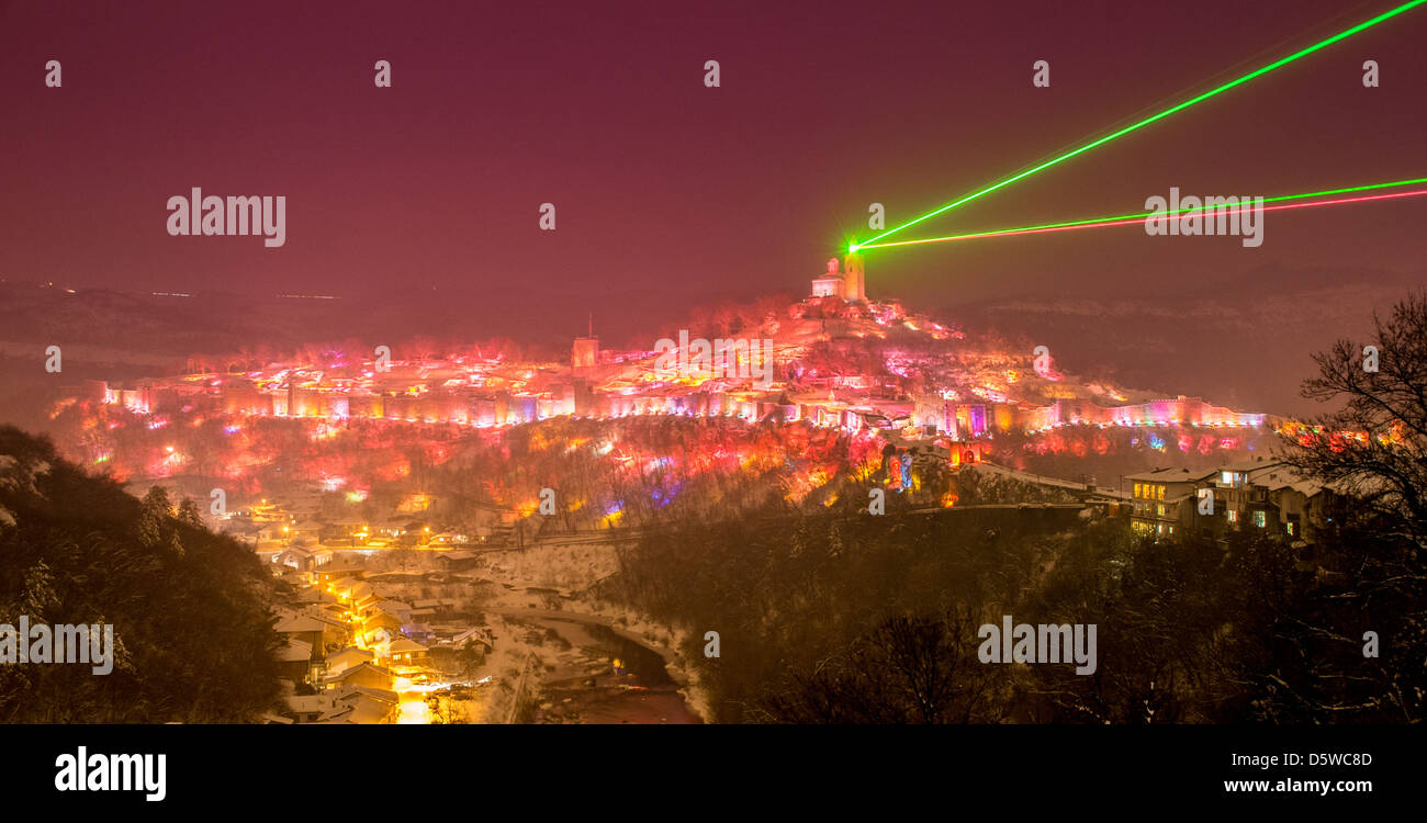 Vista panorámica de la Fortaleza de Tsarevets y río Yantra con el espectáculo de láser de luz y sonido en Veliko Tarnovo, Bulgaria Foto de stock