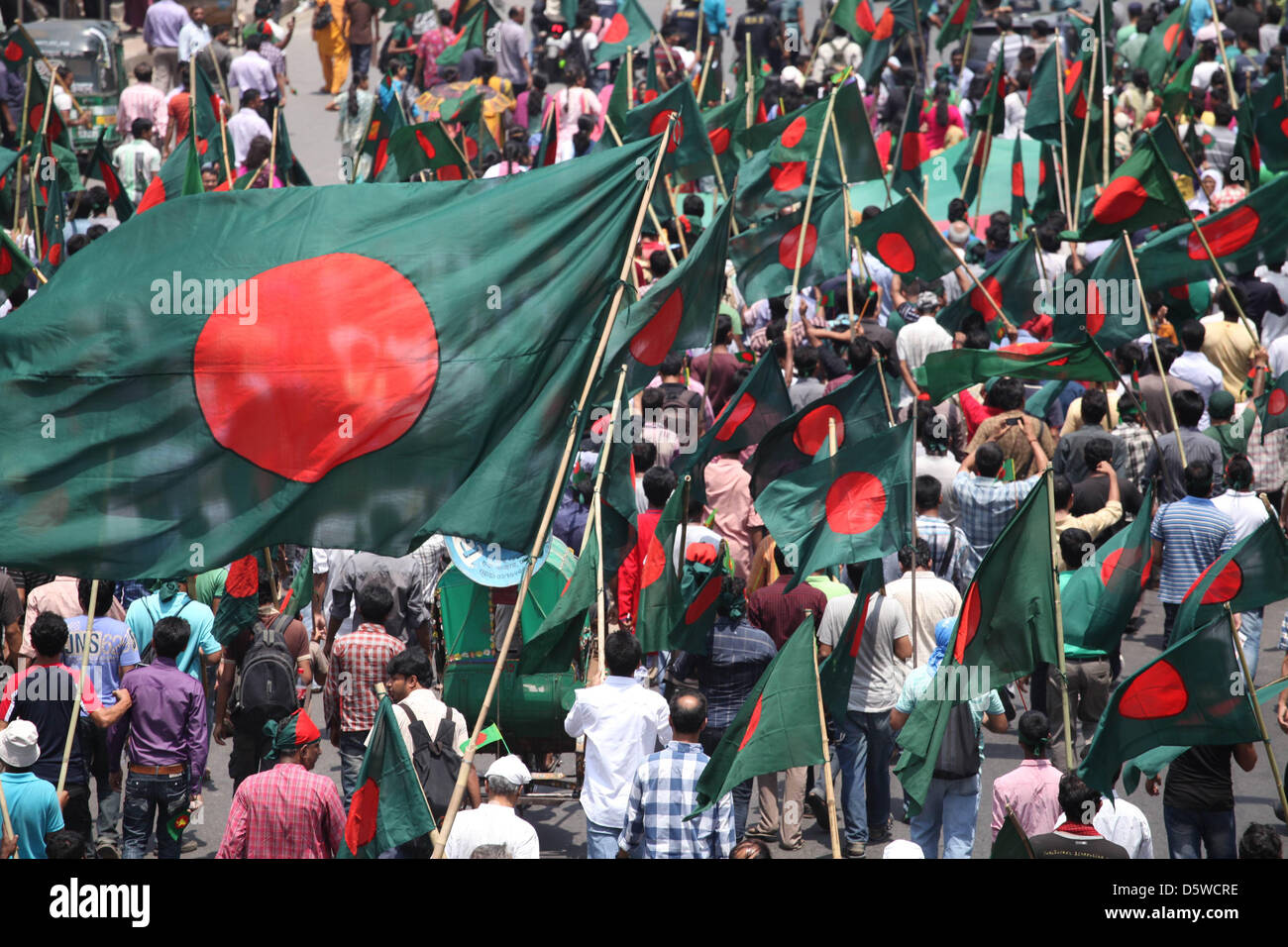 Dhaka, Bangladesh. El 8 de abril de 2013 -- Los líderes Ganajagaran Mancha alegó que la Hifazat-e Islam quiere frenar el progreso de Bangladesh por oponerse a los esfuerzos conjuntos de hombres y mujeres. Muchos trajeron banderas a alzar. -- Una huelga nacional convocada por Hefajat-e-Islam llamado por orden, para reiterar una serie de demandas y empuje para el juicio de un Ateo blogger. La huelga fue también junto con una gran demostración de Dhaka para criminales de guerra puedan ser condenados a la pena de muerte Foto de stock