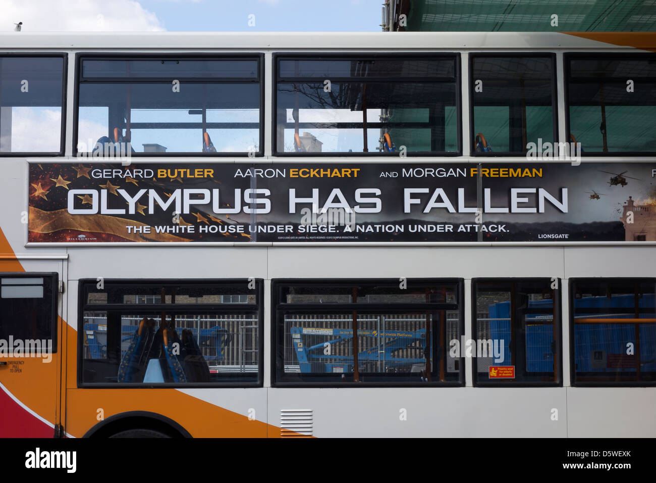 Olympus ha caído el cine signo en double decker bus estación de autobuses Foto de stock