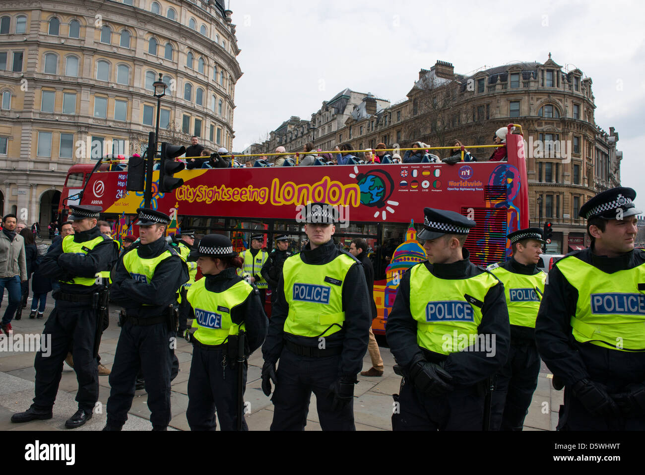 Una estrafalaria shot de una línea de policía y un autobús turístico en una protesta contra el dormitorio Impuesto sobre el 30 de marzo de 2013 en Londres Foto de stock