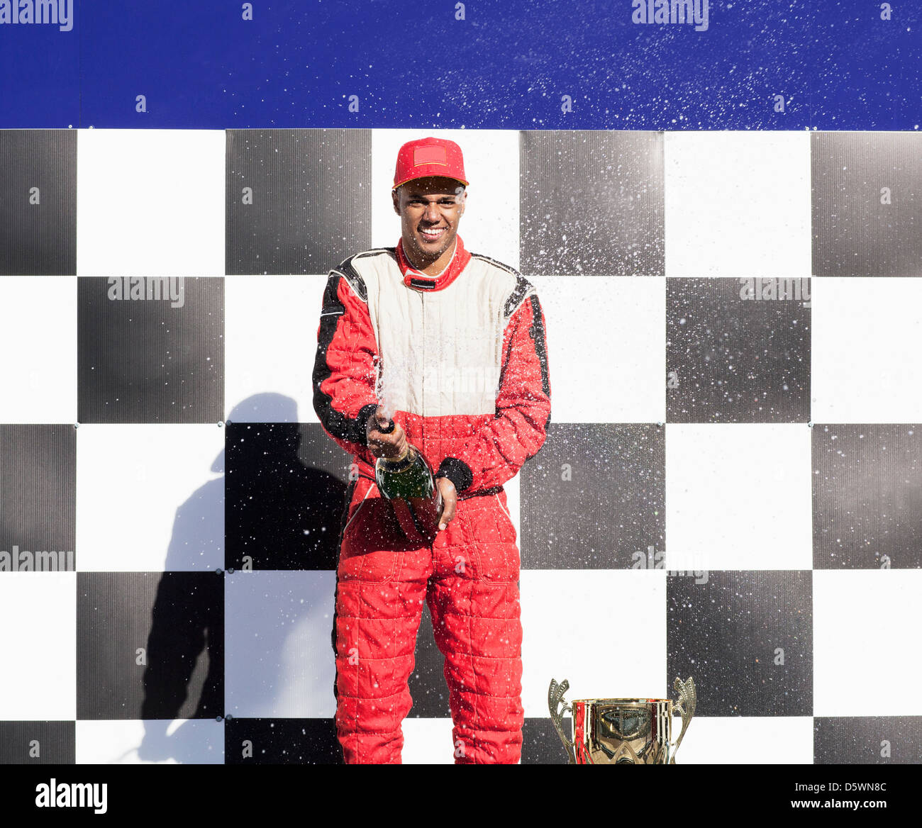 Racer abriendo el champán en la ceremonia de entrega de premios Foto de stock