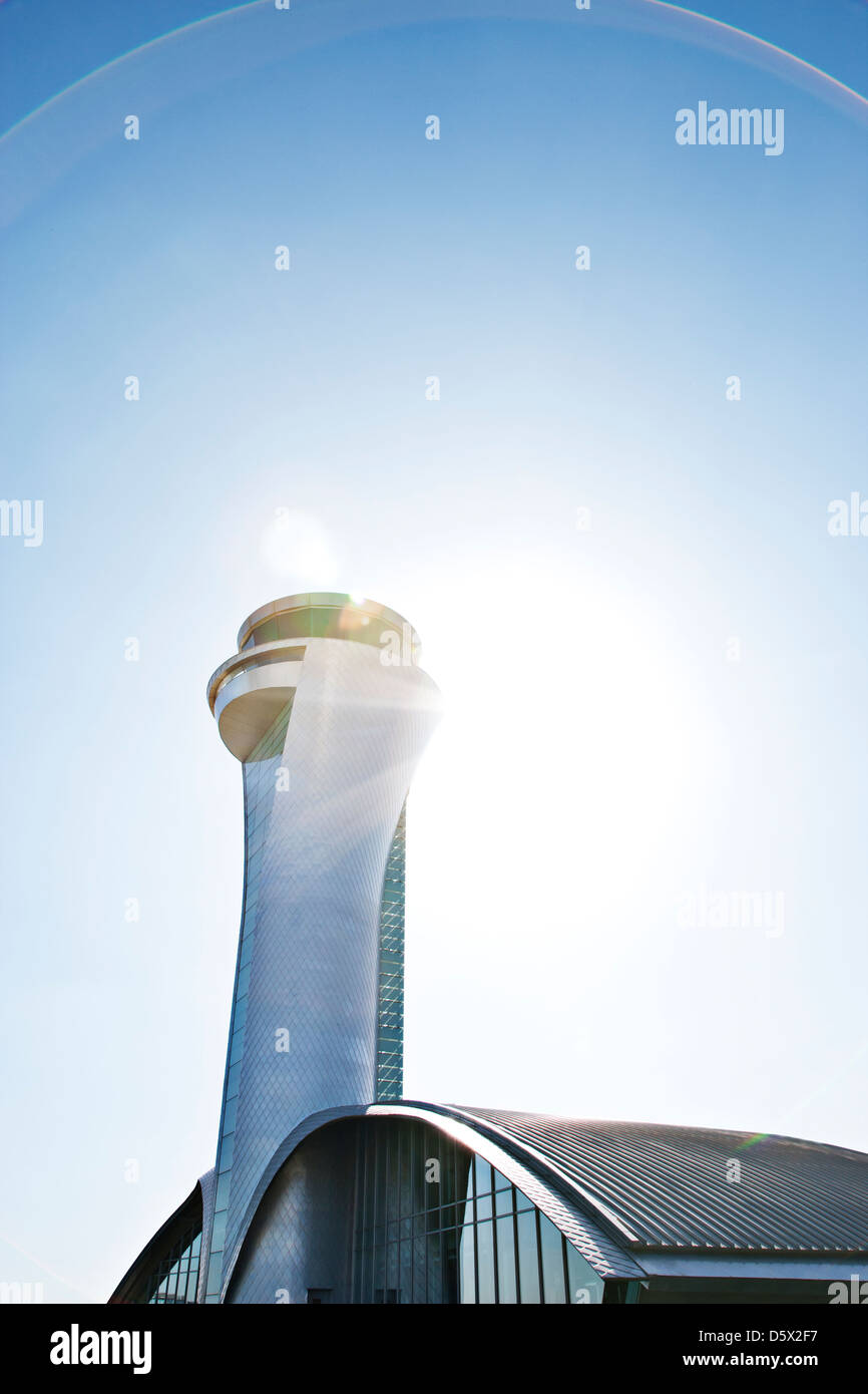 Torre de control del tráfico aéreo y cielo azul Foto de stock
