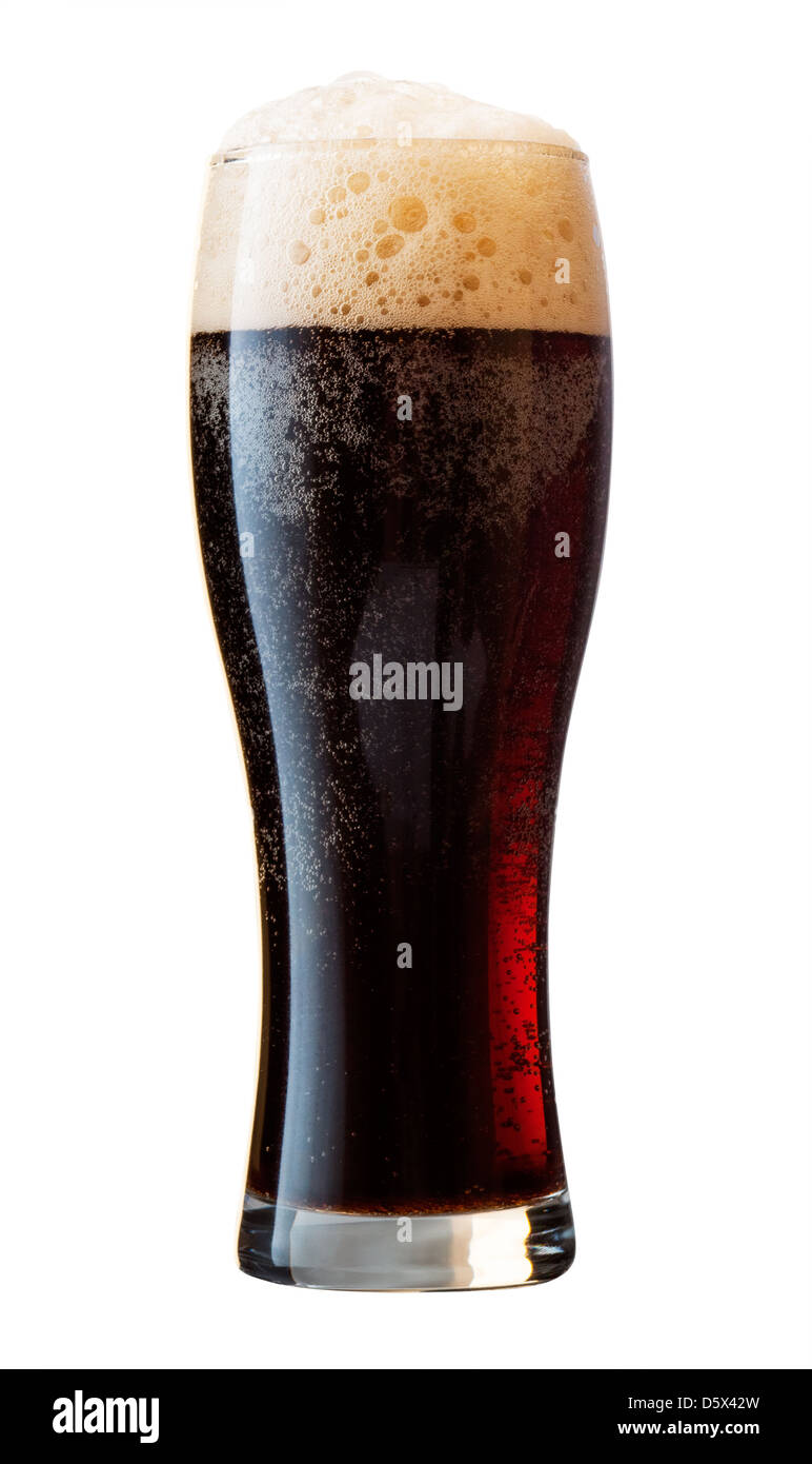 Frosty vaso de cerveza negra aislado sobre un fondo blanco Fotografía de  stock - Alamy