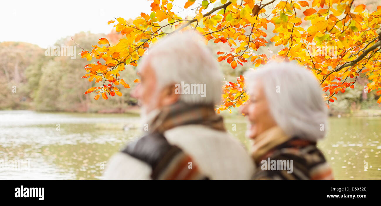 Pareja de ancianos de pie en el parque Foto de stock