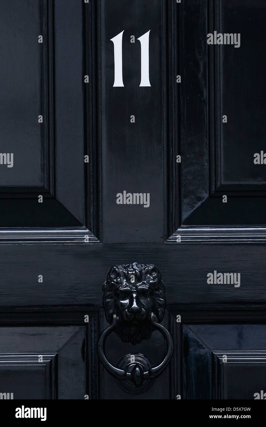 Una vista general de la puerta de entrada para No:11 de Downing Street en Londres, Inglaterra, el 19 de marzo de 2013. Foto de stock