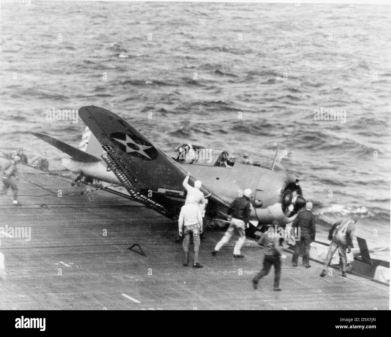 Un curtiss helldiver sbd-23 "BS" de cualquiera de las seis (vb-6) o escuadrón de escultismo seis (vs-6) se bloquea en la pasarela después de atrapar un cable a bordo del USS ENTERPRISE (CV-6) durante las operaciones en el Pacífico. Foto de stock