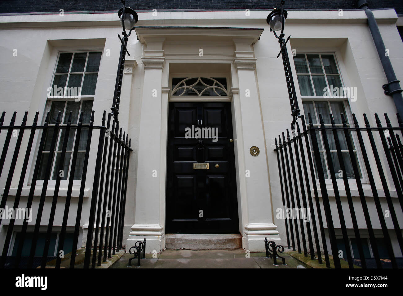 Una vista general de la puerta de entrada para No:11 de Downing Street en Londres, Inglaterra, el 19 de marzo de 2013. Foto de stock