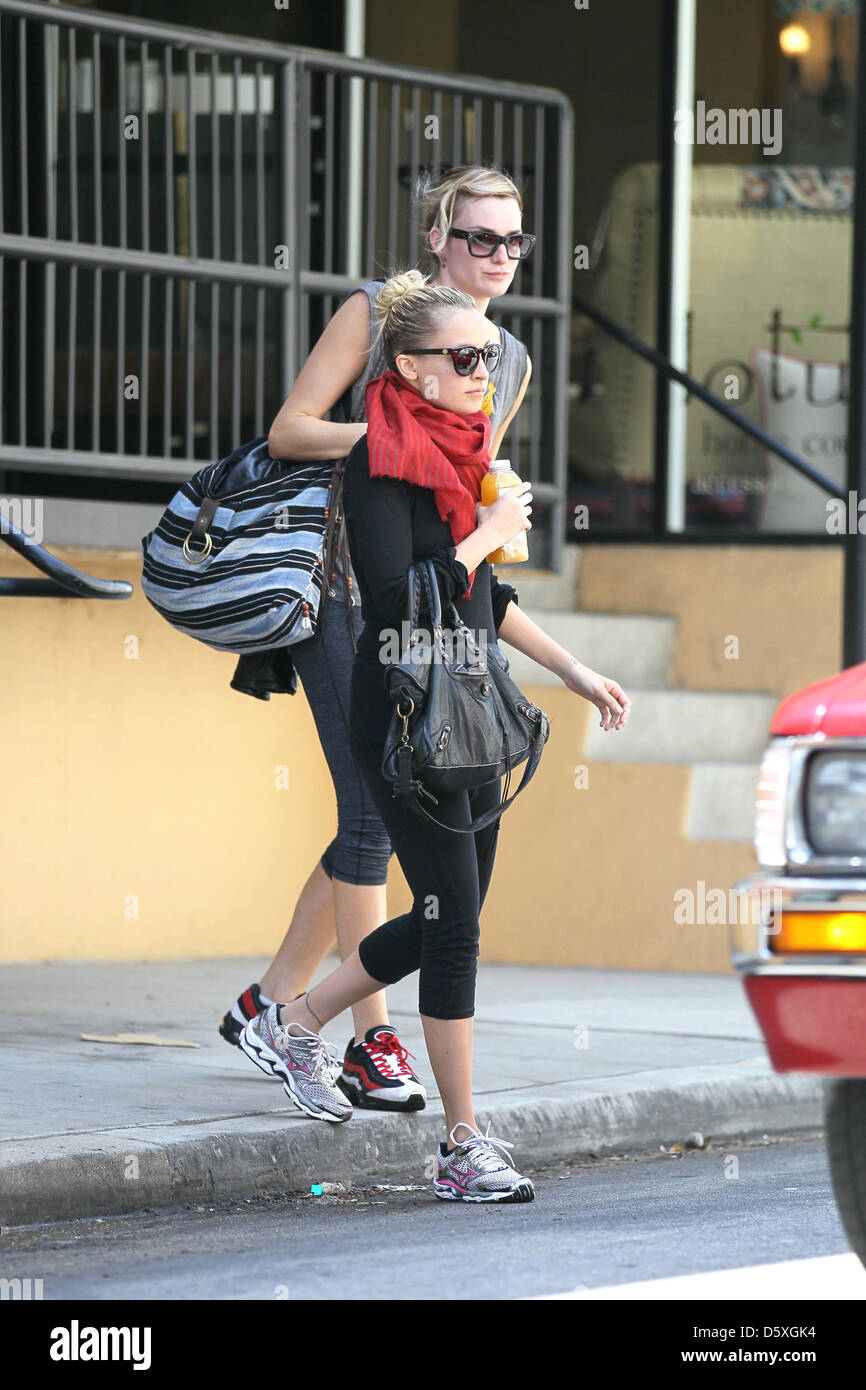 Nicole Richie vistiendo un grueso pañuelo rojo y portando un bolso de  Balenciaga es visto salir de su gimnasio con un amigo en Studio City  Fotografía de stock - Alamy