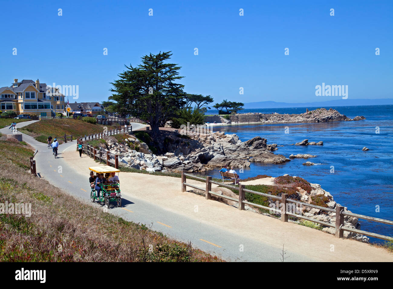 Bicicleta de ruta a lo largo de la bahía de Monterey, California, EE.UU