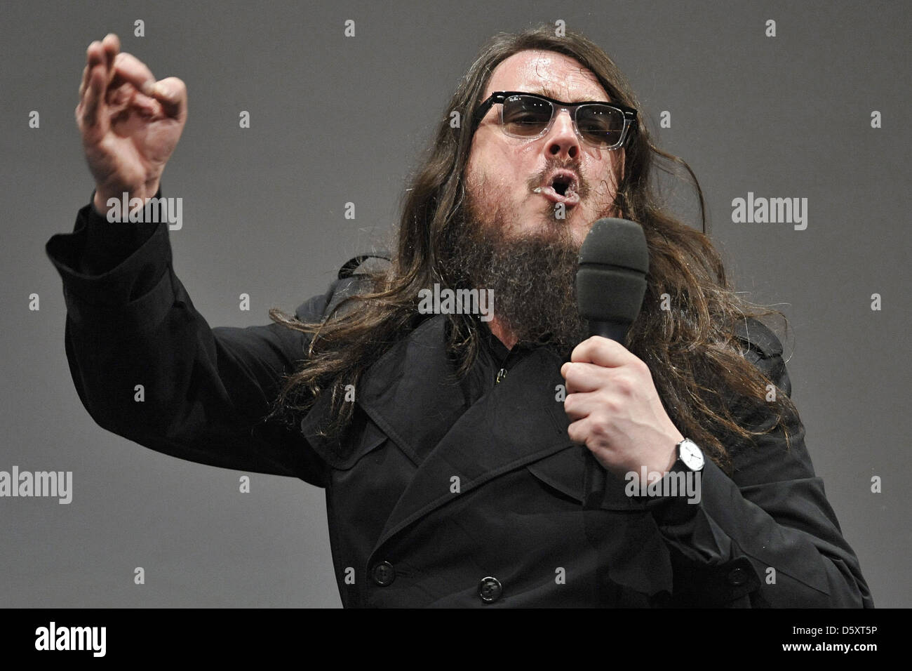 Jonathan Meese sosteniendo un discurso durante el Dresdner Reden 2011 en Schauspielhaus. Dresden, Alemania - 06.03.2011 Foto de stock