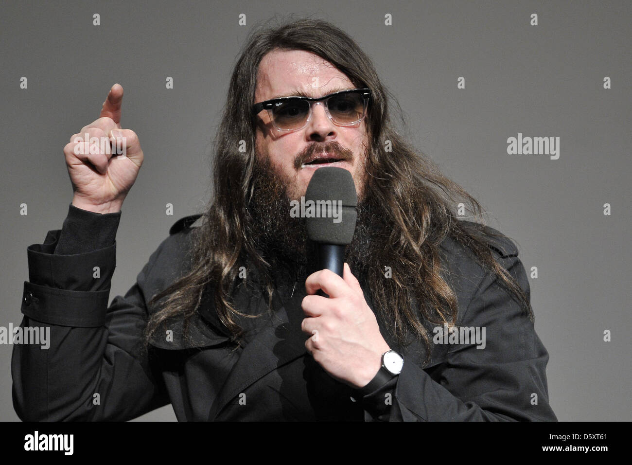 Jonathan Meese sosteniendo un discurso durante el Dresdner Reden 2011 en Schauspielhaus. Dresden, Alemania Foto de stock