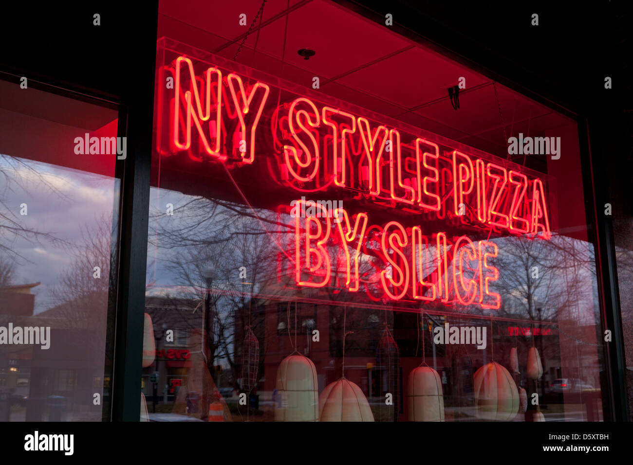 NY style pizza por rebanada firmar Foto de stock