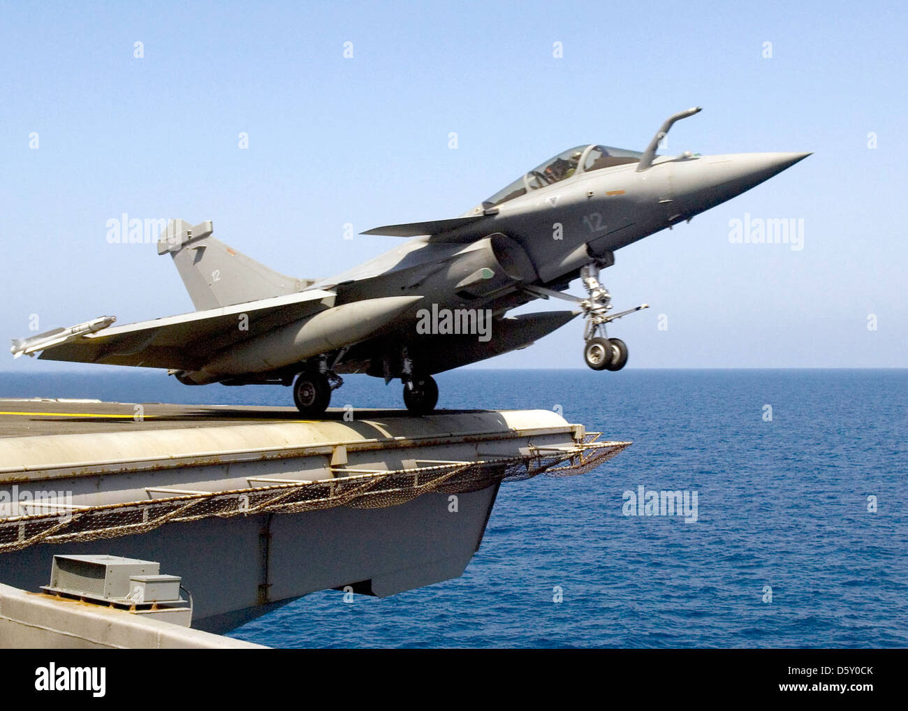 Mar Mediterráneo (julio 23, 2007) - Un franceses "Rafale m' aviones de combate realiza una catapulta ayudó a lanzar desde la cubierta de vuelo del de propulsión nuclear USS ENTERPRISE (CVN-65). Foto de stock