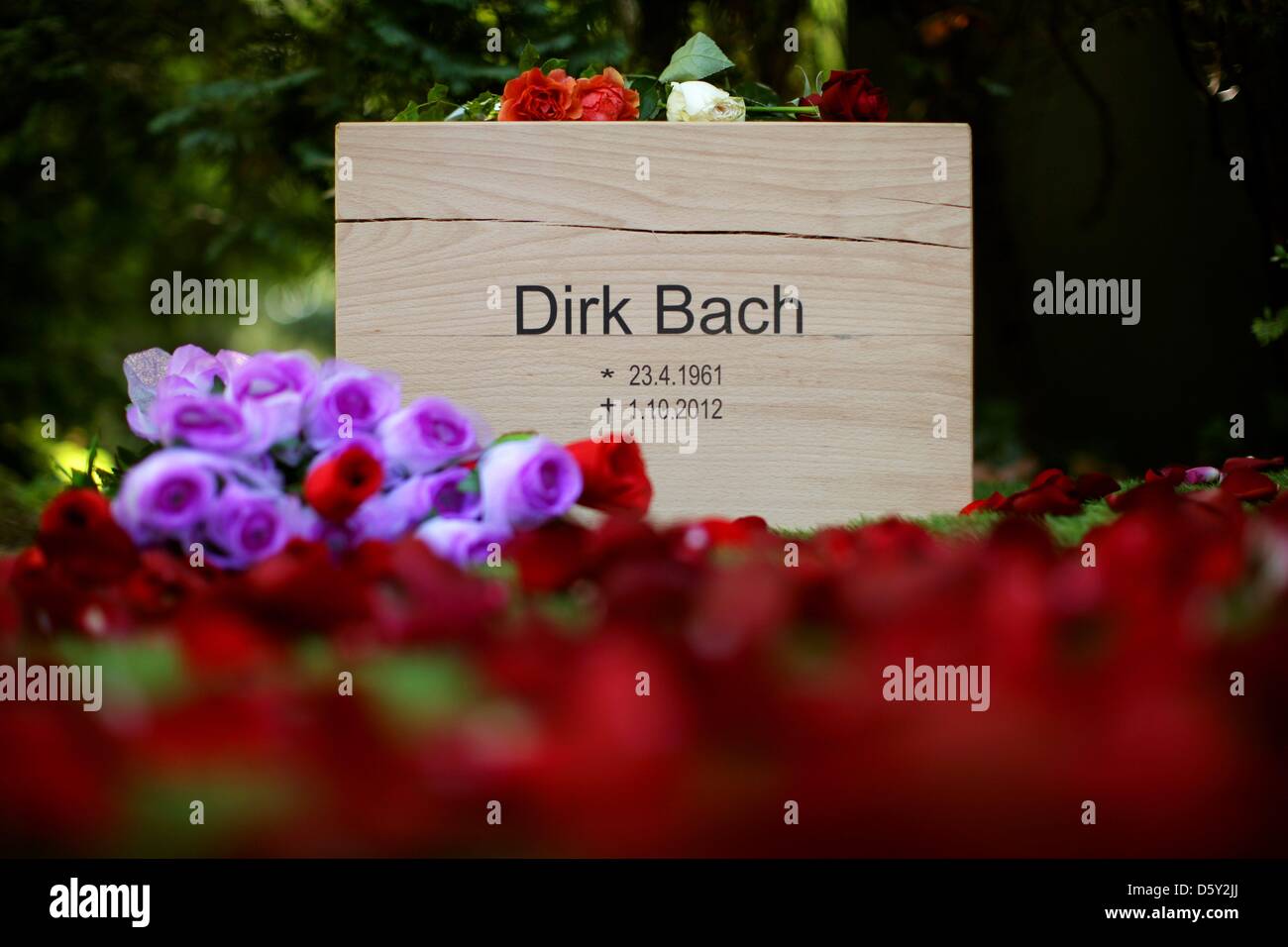 Las flores son establecidos sobre la tumba del artista alemán Dirk Bach en el cementerio de Melaten, en Colonia, Alemania, 08 de octubre de 2012. Hace una semana, Bach murió a la edad de 51 años. Sus cenizas fueron sepultado en la tarde del 07 de octubre de 2012. Foto: Rolf Vennenbernd Foto de stock