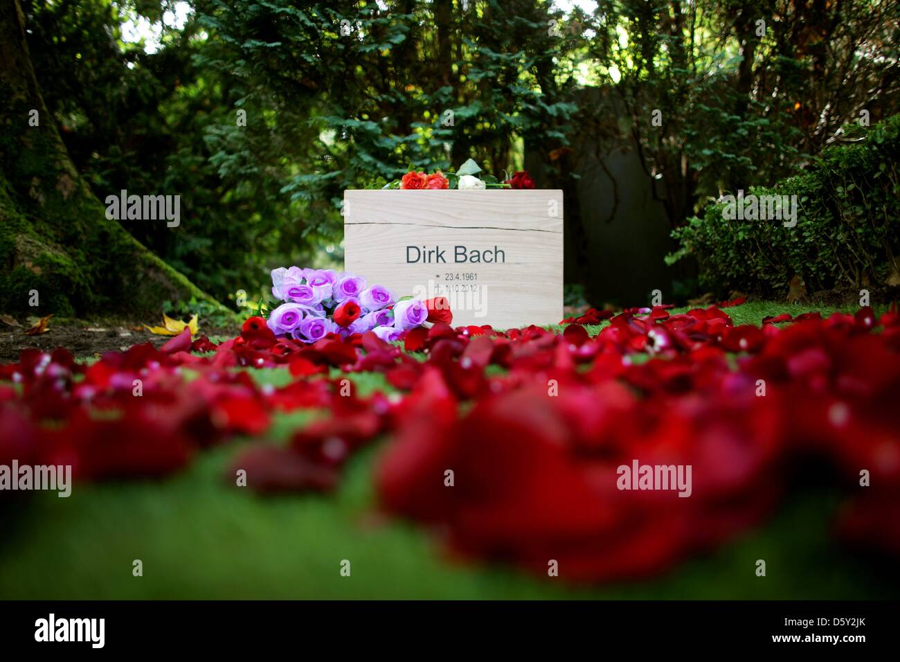 Las flores son establecidos sobre la tumba del artista alemán Dirk Bach en el cementerio de Melaten, en Colonia, Alemania, 08 de octubre de 2012. Hace una semana, Bach murió a la edad de 51 años. Sus cenizas fueron sepultado en la tarde del 07 de octubre de 2012. Foto: Rolf Vennenbernd Foto de stock