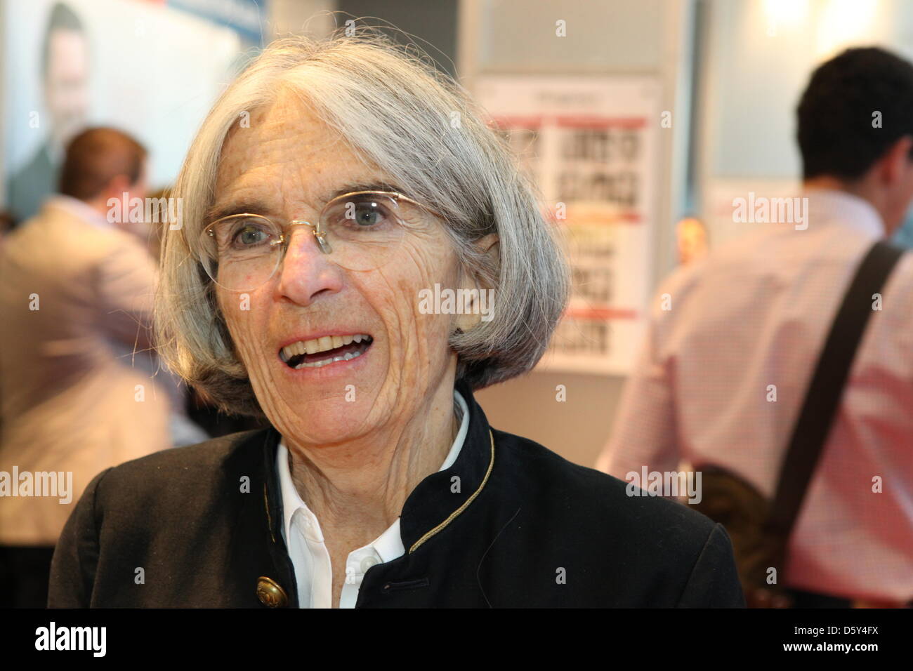 La escritora estadounidense Donna Leon presenta su nuevo libro "Las Joyas  del Paraíso" y "Conclusiones" de dibujo y firma autógrafos en la Feria del  Libro de Frankfurt en Frankfurt, Alemania, el 11