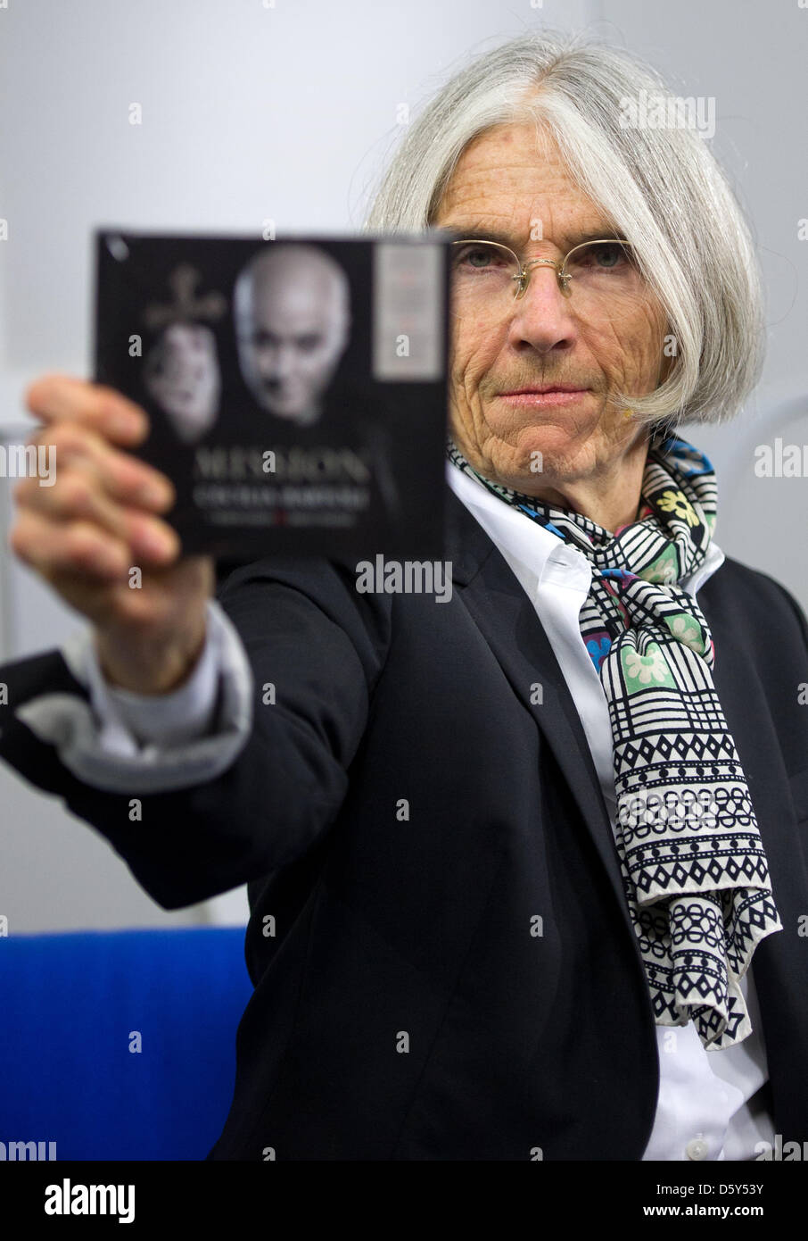 La escritora estadounidense Donna Leon presenta su nuevo libro "Las Joyas  del Paraíso" en el llamado "sofá azul' y sostiene el nuevo álbum 'misión'  de músico Cecilia Bartoli durante la Feria del