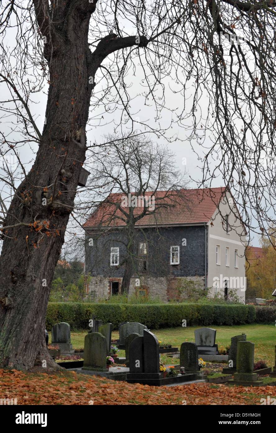 Una casa es retratada, donde cuatro personas fueron encontradas muertas en Otterstedt, Alemania, el 30 de octubre de 2012. Dos niños, un joven y un hombre fueron encontrados muertos debido a la intoxicación por monóxido de carbono accidental por el mal uso de un generador de emergencia, según la policía. Foto: MARTIN SCHUTT Foto de stock