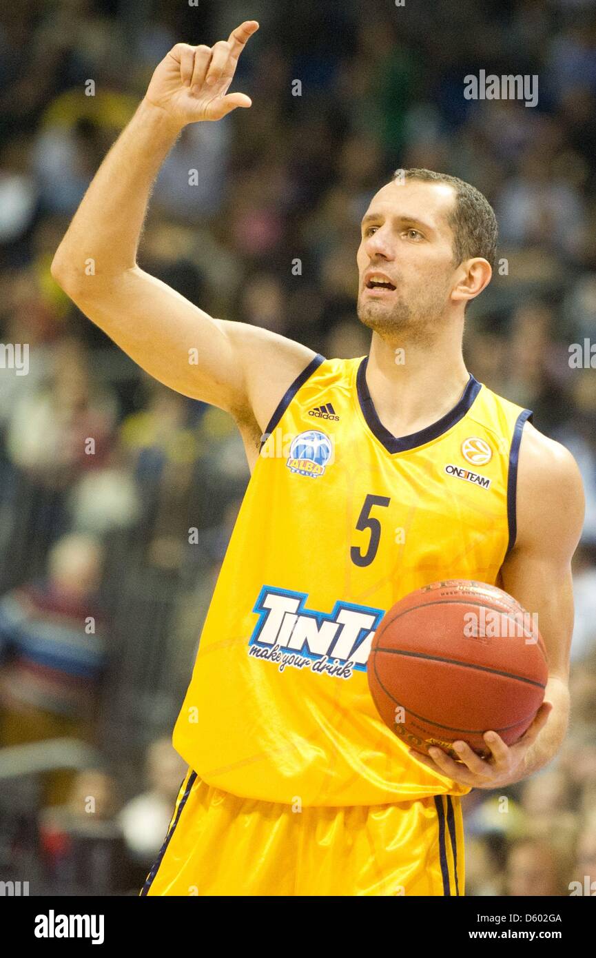 Vule Avdalovic Berlín es retratada durante un baloncesto Euroliga 5  coincidencia entre Alba Berlin y Macabi