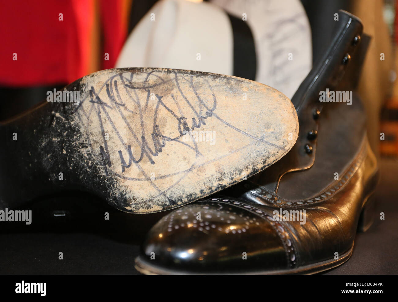 La firma de la estrella del pop Michael Jackson está retratado en la suela  de un par de botas en Berlín, Alemania, el 12 de noviembre de 2012. Michael  Bush, diseñadora de