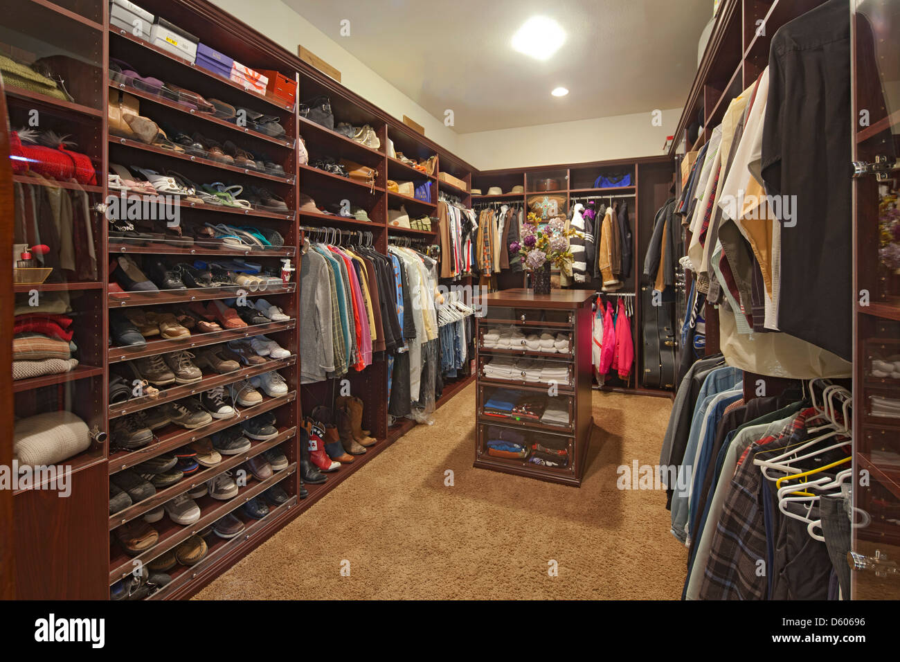 Top 48+ imagen imagenes de closets con ropa - Abzlocal.mx